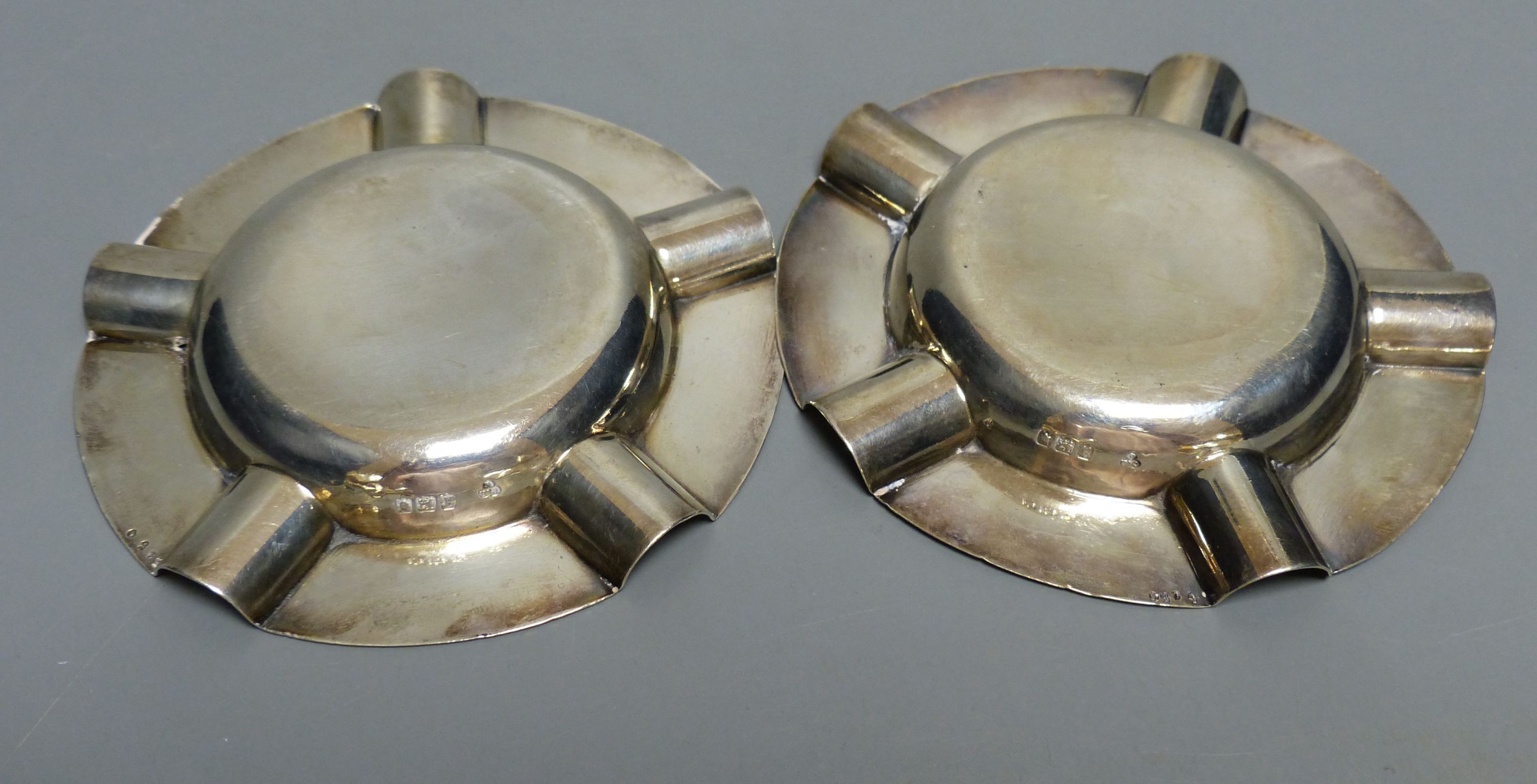 A pair of George V silver ashtrays, 11.5cm, 4.5 oz.